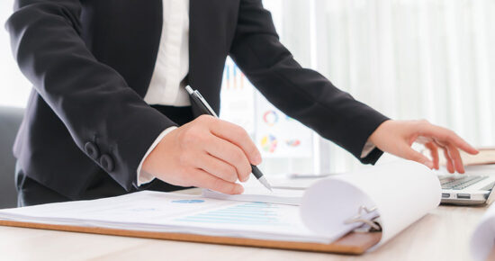 homem realizando checklist de um negócio na área da saúde