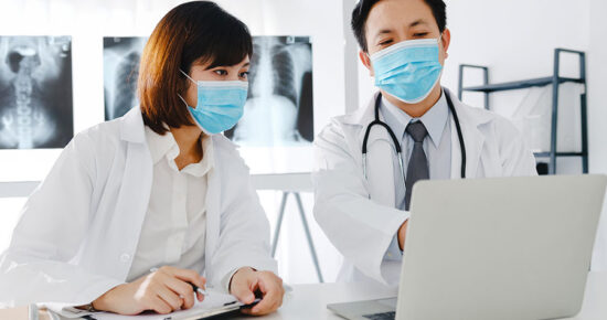 médicos analisando exames e emitindo laudos online
