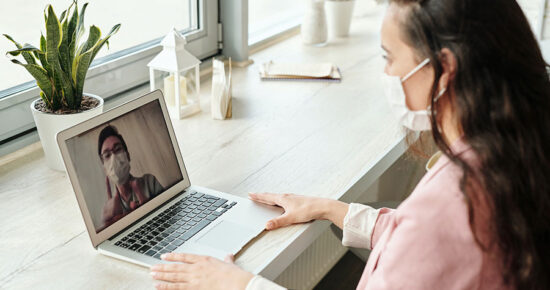 mulher realizando consulta médica a distância, em referência a saúde digital