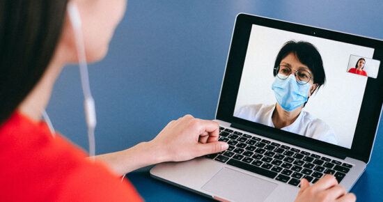 médico e paciente em consulta via telemedicina