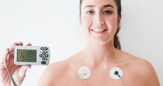 mulher realizando exame de ecg possibilitado pelo comodato de equipamentos