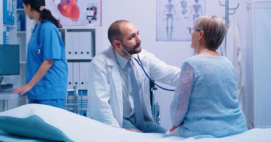 médico em treinamento para realizar exames
